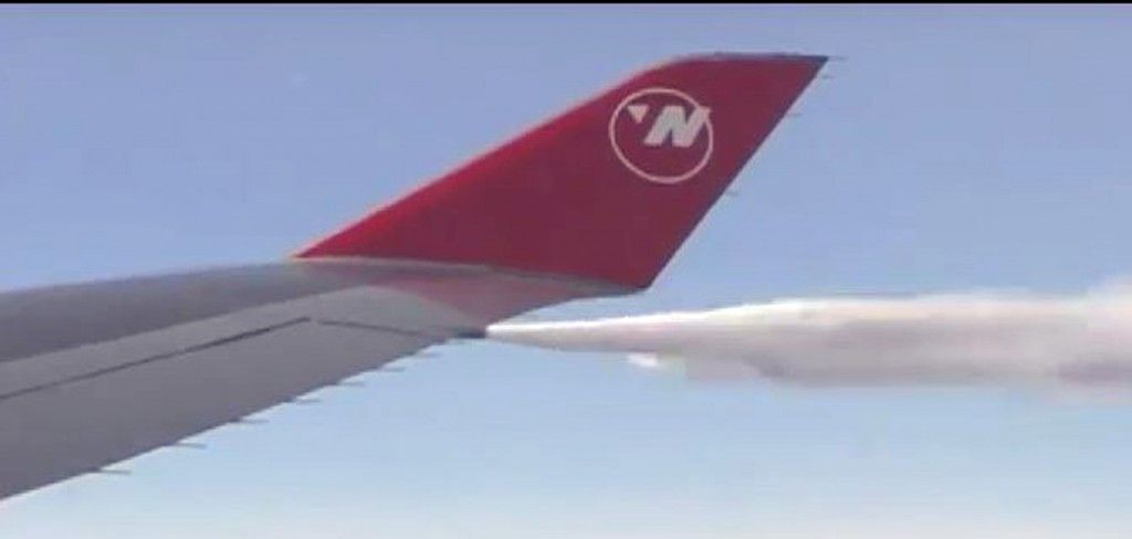 Lanzamiento de combustible en un B-747 400. Las toberas de lanzamiento están muy cerca de la punta del ala.